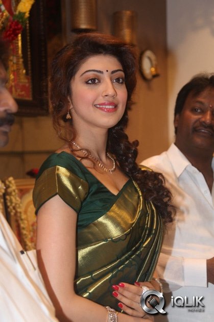 Pranitha-Launches-RS-Brothers-Showroom